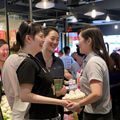 91豆花加盟运营总监王芳，职业女性在门店开业现场与加盟商合影，展现专业热情的服务态度
